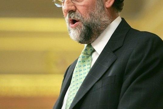 Competir con el moreno Benidorm de Eduardo Zaplana, que por aquel entonces seguía (junto a Ángel Acebes) en los escaños contiguos a Rajoy,  exigía una corbata refulgente. Porque, seamos claros, el enemigo no era Zapatero, lo tenía sentado a...