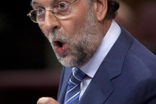 ¡Qué barbaridad! A la vista de las imágenes, por un momento llegas a pensar que Rajoy guardó el uniforme del debate en julio 2010 y lo sacó, idéntico, en junio de 2011. Casi, casi, pero no. Camisa blanca y ¡de nuevo! corbata azul y blanca...