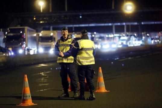 Agentes de la policía francesa controlan la frontera de Biriatou (Francia)