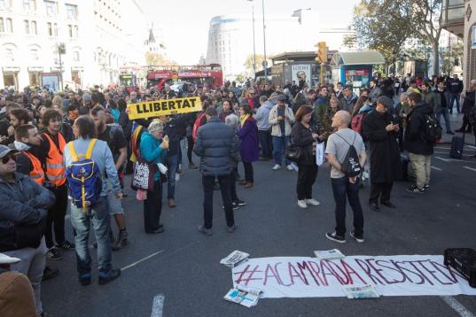 Unas 200 personas protestan en Barcelona frente al Consulado francés contra las cargas en La Jonquera
