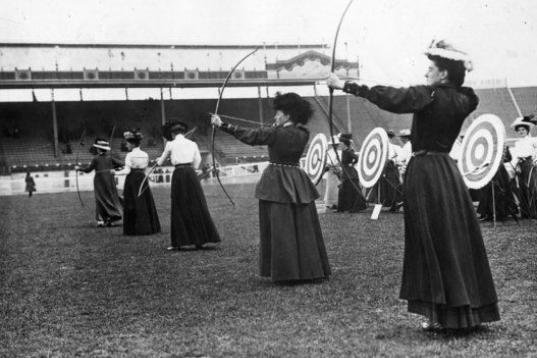 Al comienzo del siglo XX, la práctica del deporte era algo más o menos novedoso y el desarrollo de los complementos como la ropa deportiva era mínima, sobre todo en el caso de las mujeres, como demuestra esta imagen de participantes en una co...