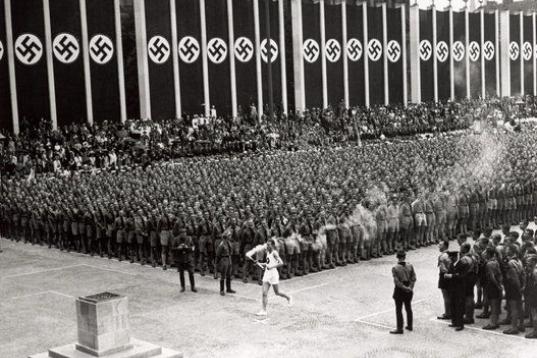 Muchos regímenes han usado los Juegos Olímpicos para hacerse ver a nivel internacional. 
Posiblemente la primera vez que se utilizó el evento como parte del aparato propagandístico de un estado fue en Berlín 1936, cuando la  como la Alemani...