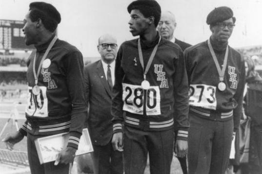 Los medallistas estadounidenses de 400 metros lisos winning, Lee Evans (oro), Larry James (plata) y Ron Freeman (bronce) aparecen con tres boinas negras en honor a sus compatriotas Tommie Smith y John Carlos, que fueron sancionados por hacer el ...