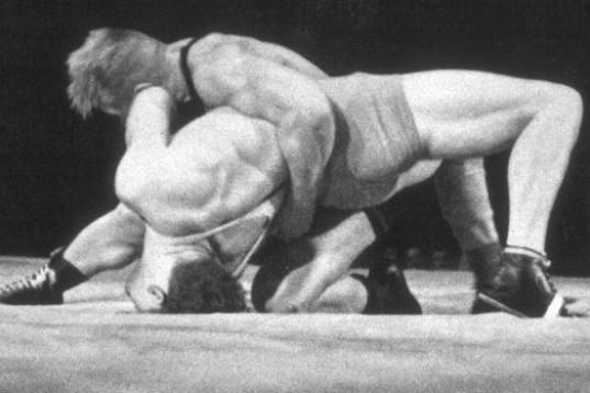 Dos luchadores pelean durante los Juegos Olímpicos de Berlín 1936.