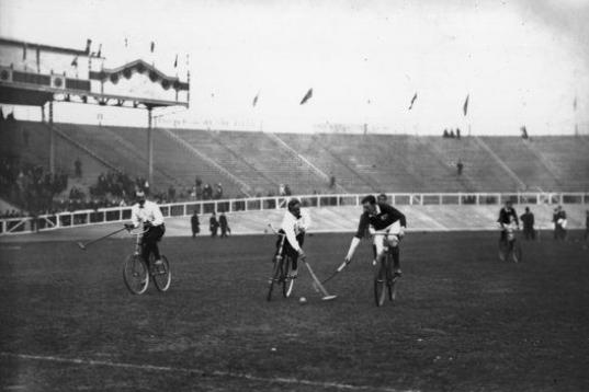 Ha habido muchos deportes que pese a que estuvieron presentes en algunos Juegos Olímpicos no consiguieron entrar en el programa permanente, como el polo en bici que estuvo en los Juegos de Londres de 1908.