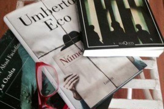 Libros que están esperando en mi mesilla. Umberto Ecco por un tema tan de actualidad como la comunicación y los medios. Murakami me gusta cómo habla de las mujeres y sus personajes femeninos y Faciolince por lo bonito que escribe. A veces leo...