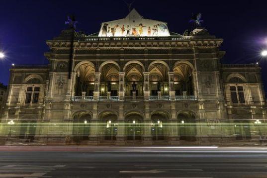 Este impresionante edificio neorrenacentista se construyó entre 1861 y 1869 y fue inaugurado un 25 de mayo con Don Giovanni, la famosa ópera de Mozart. Todo un lujo de estreno para un lujo de edificio.

Ver más fotos de la Ópera de Viena