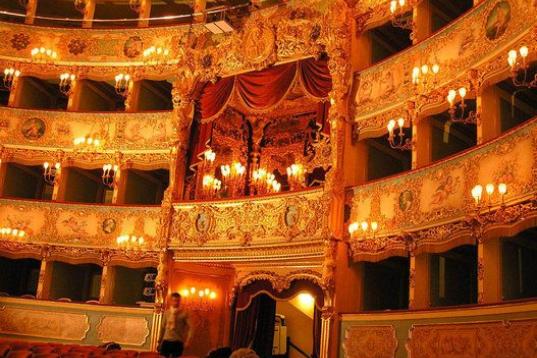 En Venecia había un teatro, el San Benedetto, que fue destruido por un incendio en 1774. Su reconstrucción fue problemática por temas legales y la compañía que lo administraba no tuvo más remedio que construir otro teatro. Así nació en 1...