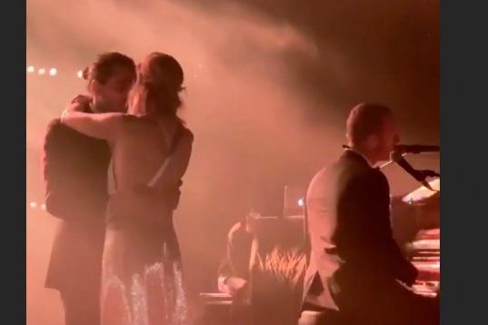 Chris Martin, vocalista de Coldplay, toca la canción del baile nupcial.