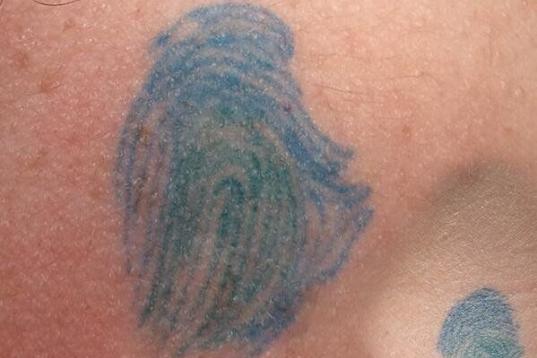 Tatuajes con huellas dactilares del otro. Enviada por @NoviceApproach