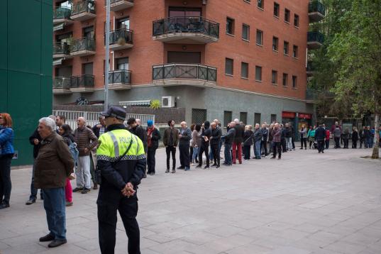 Colas para votar en Barcelona, a primera hora. 