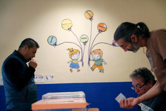 "Alegría", "cariño", "amabilidad"... Buenos valores que vigilan las urnas en Madrid. 
