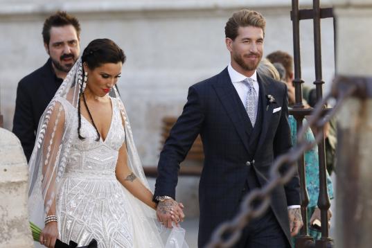 Pilar Rubio y Sergio Ramos a la salida de la Catedral de Sevilla, ya como marido y mujer.
