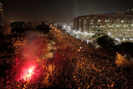 Alguna bengala en el exterior del Camp Nou minutos antes del comienzo del partido
