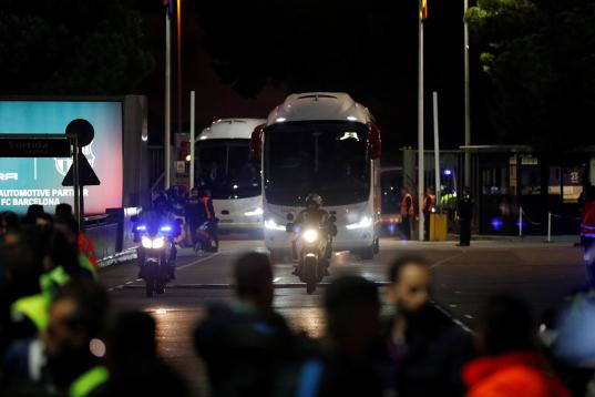 Llegada sin problemas de los autobuses del Barcelona y del Real Madrid