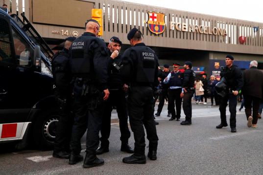 Agentes frente al Camp Nou