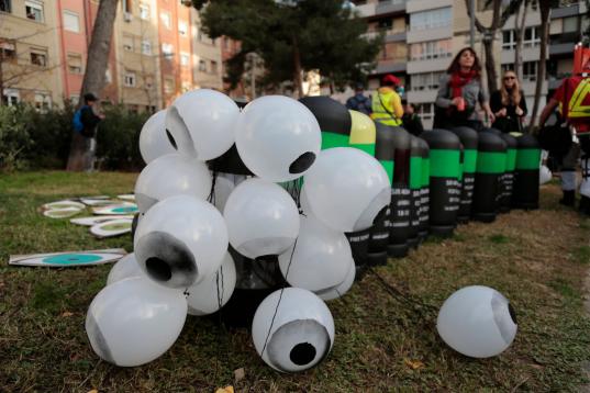 Balas y ojos de 'mentira' en recuerdo de los heridos en las protestas ocurridas en Barcelona