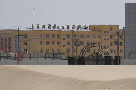 Edificio que se cree se usa para arrestar a uigures, en Hotan