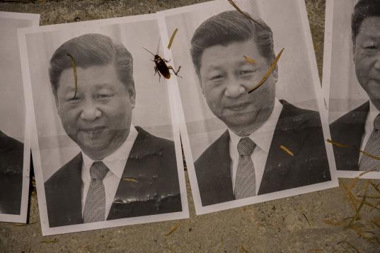 Carteles contra el presidente Xi Jinping en Hong Kong, en una protesta por los uigur