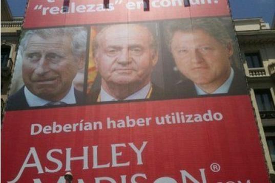 La agencia de relaciones extramatrimoniales Ashley Madison usó la imagen del rey Juan Carlos junto con la del príncipe Carlos y  Bill Clinton con al lema '¿Qué tienen en común?'.- "Nosotros no hemos inventado los cuernos". La compañía ret...