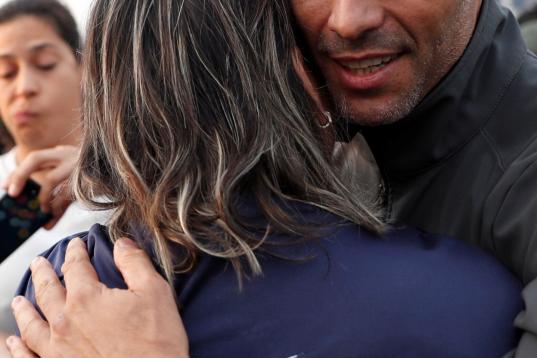 El recién liberado opositor Leopoldo López abraza a un simpatizante en Caracas.