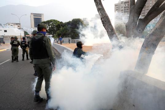 Gas lacrimógeno junto a la base de 'La Carlota' en Caracas. 