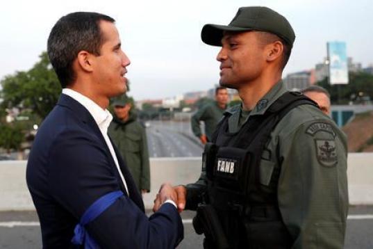 Juan Guaidó saluda a un militar en Caracas. 