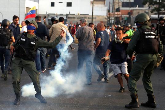 Un militar lanza gas lacrimógeno cerca de la base militar 'La Carlota' en Caracas. 