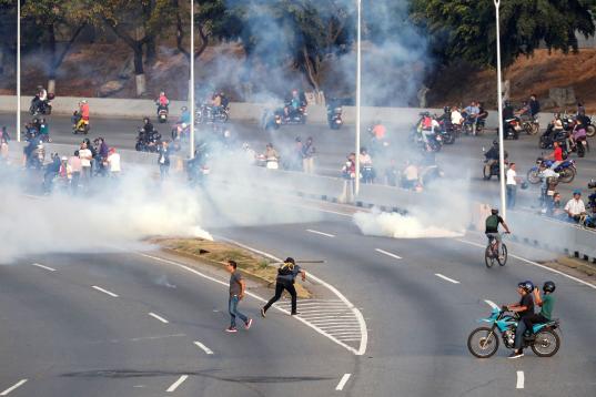 Varias personas reaccionan al gas lacrimógeno en la base de 'La Carlota'. 