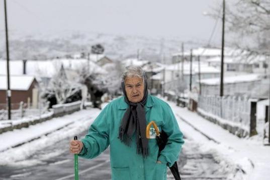 Una mujer camina por una calle de la localidad de Vilariño Frío (Montederramo).