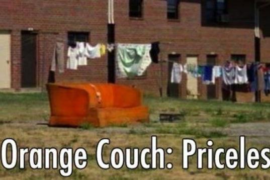 El famoso sofá naranja fue recogido de un vertedero, pero luego tuvieron que gastarse 5.000 dólares para conseguir una réplica, ya que alguien volvió a tirarlo por error. 

¿Cómo se puede recrear un perfecto sofá de vertedero? Vincent Per...