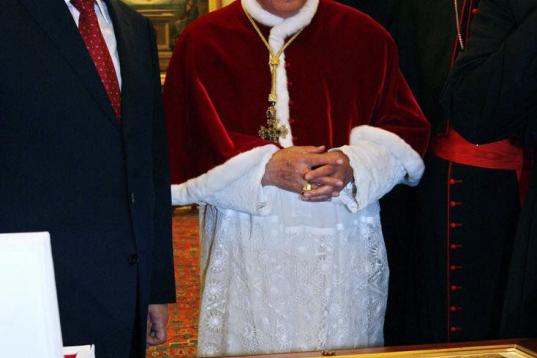 Vatican City, VATICAN CITY STATE: Russian President Vladimir Putin meets Pope Benedict XVI during a private audience at the Vatican, 13 March 2007. Russian President Vladimir Putin visits Italy for his first meeting with Pope Benedict XVI and ta...