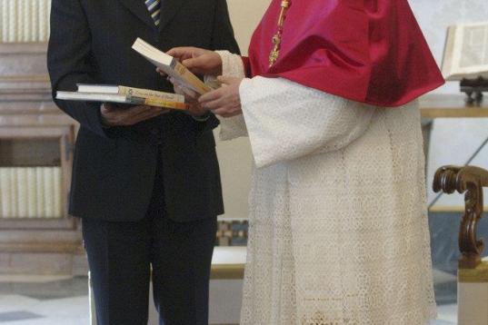VATICAN CITY-NOVEMBER 17:  Pope Benedict XVI exchanges gifts with Israeli President Moshe Katzav during a meeting at his private library, November 17, 2005, in the Vatican City. This is the first visit by an Israeli leader to the Vatican. (Photo...