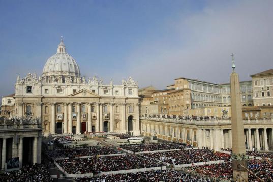 Vatican City, VATICAN CITY STATE:  Pilgrims attend at solemn mass celebrated by Pope Benedict XVI in St Peter's Square 23 October 2005,  to proclaim the canonisation of Polish Archbishop Jozef Bilczewski, (1860-1923), diocesan priest Zygmunt Gor...