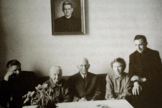 FREISING, GERMANY - 1959:  (FILE PHOTO) (GERMANY OUT, AUSTRIA OUT, SWITZERLAND OUT)  The Ratzinger family; Joseph Ratzinger (L-R), mother Maria, father Joseph, sister Maria and brother Georg, are shown prior to their departure from the Bavarian ...
