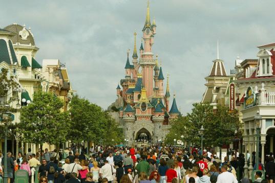 La trama pagó parte del viaje de Ana Mato a Disneyland Paris en 1998. 

Allí pudo disfrutar de la magia de las historias de Peter Pan, la Cenicienta, Pocahontas y La Bella Durmiente. ¡Un mundo ideal!