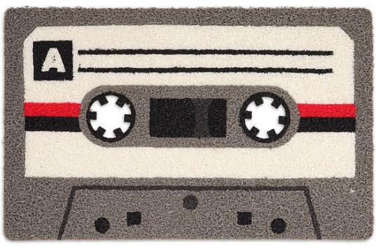 Quizás los más jóvenes no lo recuerdan, pero antes del CD estaban los cassette de música, de gran uso especialmente en los años '80 y principios de los '90. Esta alfombra en forma de cassette es una evocación a aquellos tiempos. 