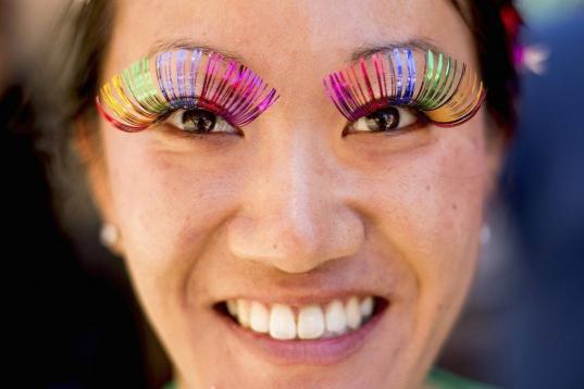 La Marcha del Orgullo de San Francisco es una de las más conocidas y multitudinarias del mundo. En la imagen, una de sus participantes con pestañas de colores.