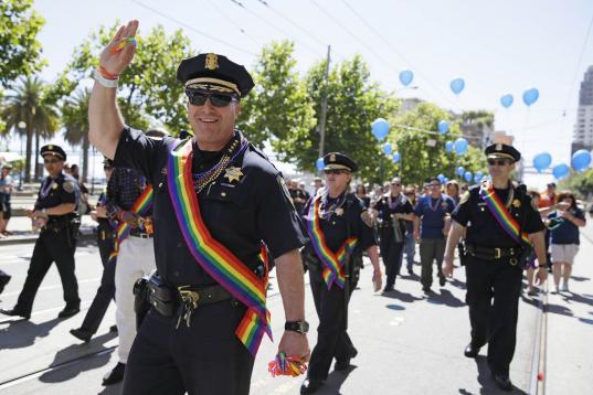 El jefe de policía de San Francisco, Greg Suhr, saluda mientras marcha junto a sus trabajadores.