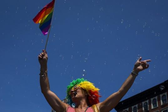 En Nueva York también se ha celebrado otra de las marchas más multitudinarias del mundo, que este año las autoridades han aprovechado para presentar una gran campaña para terminar con la "epidemia" del sida. En la fotografía, una de las par...