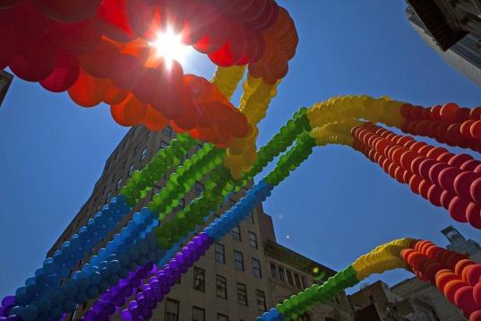 Un montón de globos vistos desde abajo, durante la celebración de las fiestas del Orgullo Gay en Nueva York.