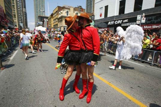 Este año, Toronto ha sido también la encargada de celebrar el festival mundial WorldPride, que en 2017 será organizado por la capital española, Madrid. En la fotografía, dos hombres vestidos con parte del uniforme de la Policía Montada de ...