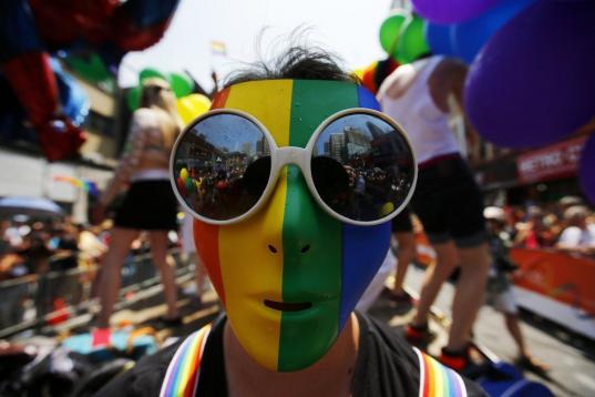 Un hombre, con una máscara multicolor en Toronto, Canadá.