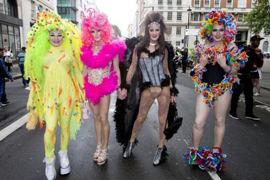 Londres es otro de los lugares donde se celebran el Orgullo Gay. Después del desfile, hay una gran fiesta en Trafalgar Square. En la imagen, cuatro participantes.