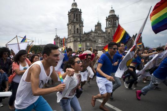 Participantes que corren dejando atrás la Catedral Metropolitana, junto al Zócalo, en México DF.