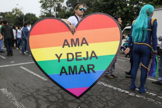 Un hombre lleva un corazón con el mensaje: "Ama y deja amar" en Lima, Perú, donde centenares de personas se han concentrado este sábado en el centro de Lima.