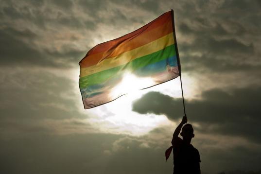 En San Salvador, éste es el segundo año que se celebra la Marcha del Orgullo Gay. En la fotografía, una persona ondea la bandera del arcoíris en la capital de El Salvador.
