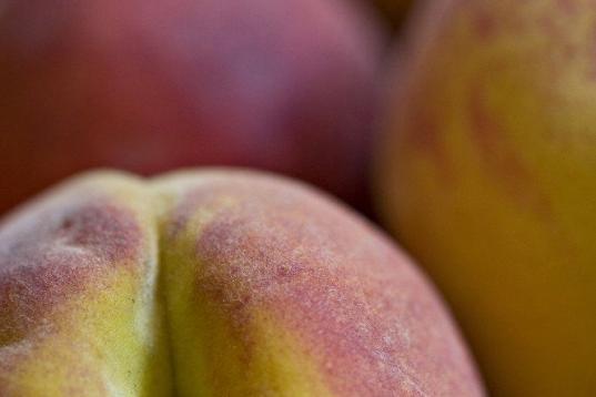 Esta fruta puede revertir las arrugas. Nuestros cuerpos tienen la capacidad de convertir la vitamina A en los melocotones en retinol, un compuesto que ayuda a producir nuevas células. "Estas células tienen unas barreras de aspecto más juvenil...