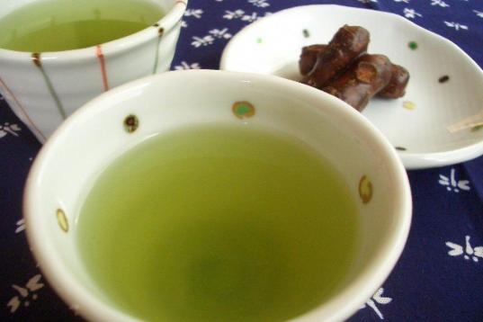 Los antioxidantes en el té verde pueden restaurar la elasticidad en tu piel. Las mujeres que tomaron un extracto de té verde vieron un alza de 4 por ciento en la elasticidad de su piel según un reporte de The Journal of Nutrition.
