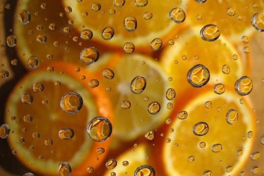La vitamina C en las naranjas ayuda a eliminar los círculos oscuros bajo tus ojos y hasta las bolsas. La vitamina C fortalece el colágeno, la estructura que apoya la piel, para levantar áreas hundidas que crean sombras.